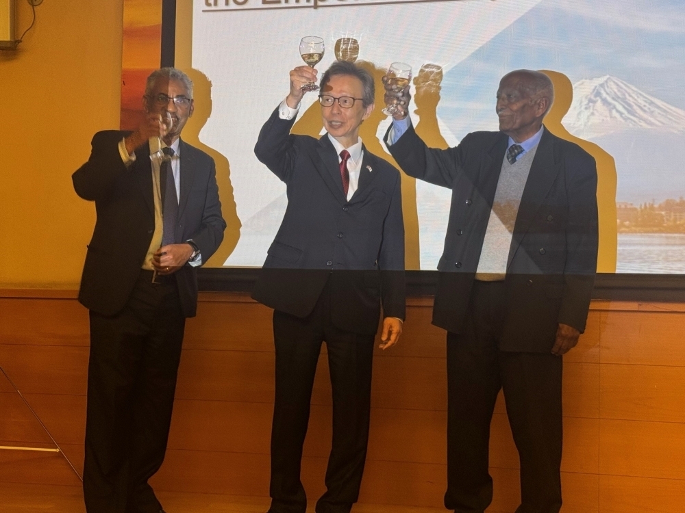 松尾大使とアブラハ・アスファナ公共事業大臣、イエマネ・メスケル情報大臣による乾杯